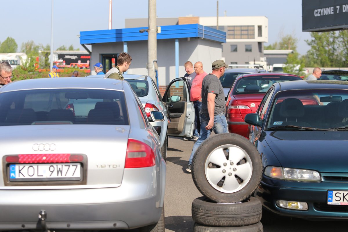 Giełd samochodowych oficjalnie nie było, bo w socjalistycznym państwie ważna była komunikacja zbiorowa, a nie fanaberia posiadania prywatnego auta. Tymczasem... Fot. Lucyna Nenow Giełd samochodowych oficjalnie nie było, bo w socjalistycznym państwie ważna była komunikacja zbiorowa, a nie fanaberia posiadania prywatnego auta. Tymczasem... Fot. Lucyna Nenow