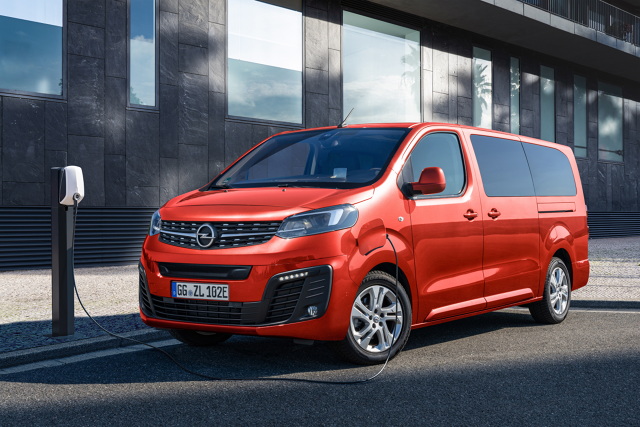 Opel Zafira-e Life
Opel kontynuuje elektryfikację swojej gamy produktowej, wprowadzając w pełni elektryczny, flagowy wariant modelu Zafira Life. Auto ma być oferowane z maksymalnie dziewięcioma miejscami siedzącymi oraz w trzech wariantach długośc
Fot. Opel Opel Zafira-e Life
Opel kontynuuje elektryfikację swojej gamy produktowej, wprowadzając w pełni elektryczny, flagowy wariant modelu Zafira Life. Auto ma być oferowane z maksymalnie dziewięcioma miejscami siedzącymi oraz w trzech wariantach długośc
Fot. Opel
