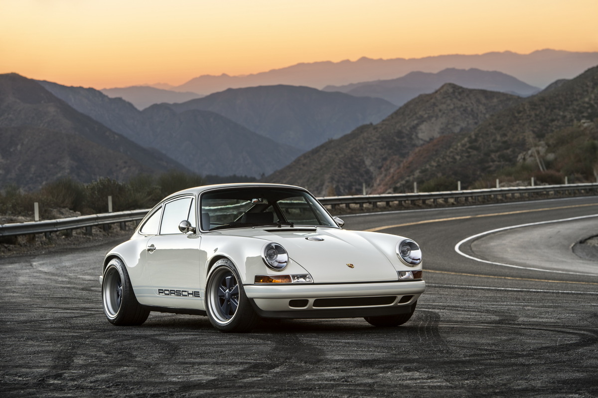 Singer Porsche 911 Newcastle 

Samochód został pokryty białym kolorem Racing White. Posiada niebieską tapicerkę i obręcze kół z niebieską tarczą. Za jego naęd odpowiada 4-litrowym bokser o mocy 390 KM, który pozwala do 100 km/h przyspieszyć w 3,3 s.

Fot. Porsche 