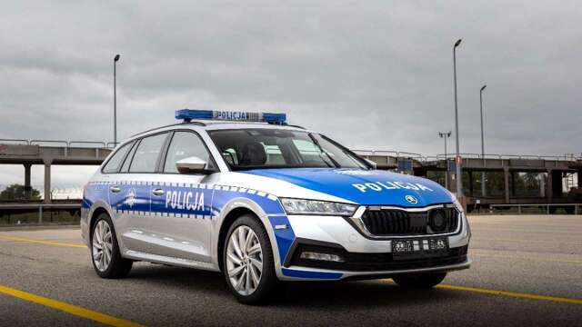 32 egzemplarze Skody Octavii iV z napędem hybrydowym typu plug-in zasiliły flotę Komendy Głównej Policji w Warszawie. Pojazdy dysponują łączną mocą 150 kW (204 KM) oraz maksymalnym momentem obrotowym układu wynoszącym 350 Nm.
Fot. Krzysztof Szrejder 32 egzemplarze Skody Octavii iV z napędem hybrydowym typu plug-in zasiliły flotę Komendy Głównej Policji w Warszawie. Pojazdy dysponują łączną mocą 150 kW (204 KM) oraz maksymalnym momentem obrotowym układu wynoszącym 350 Nm.
Fot. Krzysztof Szrejder