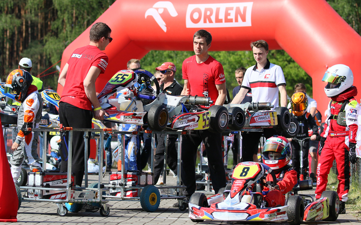 Druga runda kartingowej serii Rok Cup Poland rozegrana została na torze Wallrav Racing Center w Starym Kisielinie koło Zielonej Góry. W porównaniu do wyników inauguracyjnych zawodów w Toruniu, byliśmy świadkami kilku niespodzianek, które dodatkowo uatrakcyjniły rywalizację.
Fot. Rok Cup Poland Druga runda kartingowej serii Rok Cup Poland rozegrana została na torze Wallrav Racing Center w Starym Kisielinie koło Zielonej Góry. W porównaniu do wyników inauguracyjnych zawodów w Toruniu, byliśmy świadkami kilku niespodzianek, które dodatkowo uatrakcyjniły rywalizację.
Fot. Rok Cup Poland