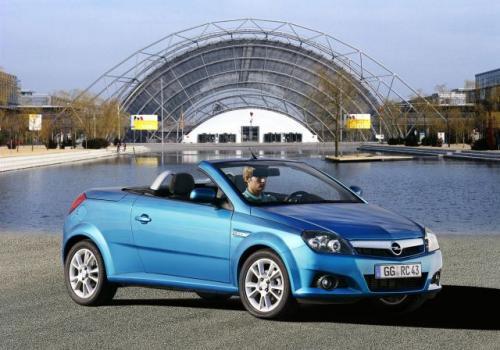 Fot. Opel: Opel Tigra Twin Top ma nowoczesną linię nadwozia, które mieści 2 osoby. Fot. Opel: Opel Tigra Twin Top ma nowoczesną linię nadwozia, które mieści 2 osoby.