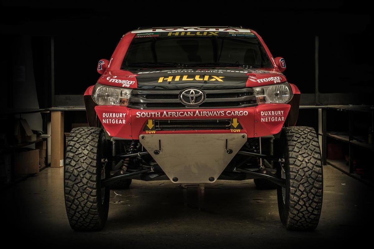 Toyotę Hilux Evo
Toyotę Hilux Evo napędza pięciolitrowy, wolnossący silnik V8, stosowany w wyczynowym Lexusie RC F. Tym razem jednak, ponieważ średnia wysokość trasy Rajdu Dakar 2017 przekracza 2000 m, zgodnie z przepisami konstruktorzy mogli zwiększyć średnicę zwężki w układzie dolotowym do 38 mm, co poprawia osiągi silnika.
Fot. Toyota Toyotę Hilux Evo
Toyotę Hilux Evo napędza pięciolitrowy, wolnossący silnik V8, stosowany w wyczynowym Lexusie RC F. Tym razem jednak, ponieważ średnia wysokość trasy Rajdu Dakar 2017 przekracza 2000 m, zgodnie z przepisami konstruktorzy mogli zwiększyć średnicę zwężki w układzie dolotowym do 38 mm, co poprawia osiągi silnika.
Fot. Toyota