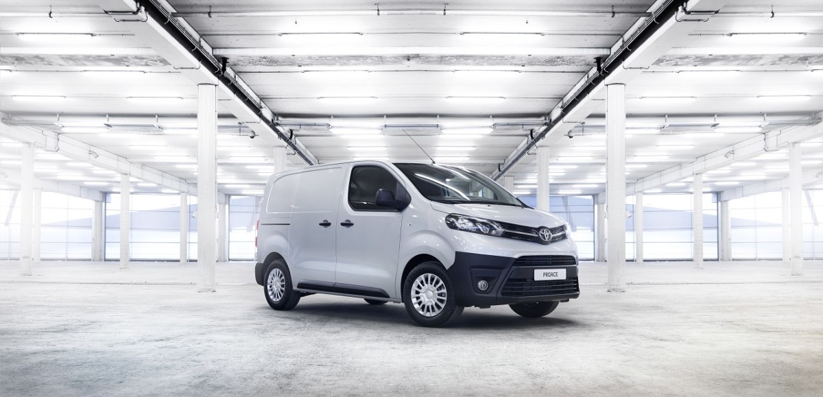 Izotermy Toyoty Proace są o 40% lżejsze od powszechnie stosowanych na rynku – ich masa nie przekracza 115 kg. Dzięki temu samochód jest nie tylko bardziej praktyczny, ale zużywa też mniej paliwa. Moduły izolacji są wykonane z termoformowanych płyt ABS, które szczelnie łączą się ze sobą, blokując przenikanie ciepła szczelinami. Jednocześnie wykładzina na podłodze – gładka lub antypoślizgowa – tworzy coś w rodzaju wanny, którą można bezpiecznie myć myjką ciśnieniową.
Fot. Toyota Izotermy Toyoty Proace są o 40% lżejsze od powszechnie stosowanych na rynku – ich masa nie przekracza 115 kg. Dzięki temu samochód jest nie tylko bardziej praktyczny, ale zużywa też mniej paliwa. Moduły izolacji są wykonane z termoformowanych płyt ABS, które szczelnie łączą się ze sobą, blokując przenikanie ciepła szczelinami. Jednocześnie wykładzina na podłodze – gładka lub antypoślizgowa – tworzy coś w rodzaju wanny, którą można bezpiecznie myć myjką ciśnieniową.
Fot. Toyota