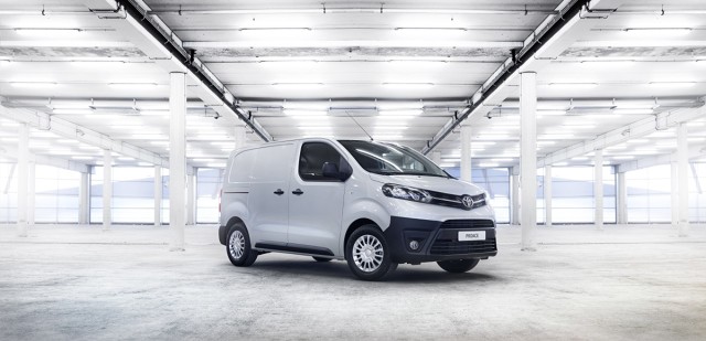 Izotermy Toyoty Proace są o 40% lżejsze od powszechnie stosowanych na rynku – ich masa nie przekracza 115 kg. Dzięki temu samochód jest nie tylko bardziej praktyczny, ale zużywa też mniej paliwa. Moduły izolacji są wykonane z termoformowanych płyt ABS, które szczelnie łączą się ze sobą, blokując przenikanie ciepła szczelinami. Jednocześnie wykładzina na podłodze – gładka lub antypoślizgowa – tworzy coś w rodzaju wanny, którą można bezpiecznie myć myjką ciśnieniową.
Fot. Toyota Izotermy Toyoty Proace są o 40% lżejsze od powszechnie stosowanych na rynku – ich masa nie przekracza 115 kg. Dzięki temu samochód jest nie tylko bardziej praktyczny, ale zużywa też mniej paliwa. Moduły izolacji są wykonane z termoformowanych płyt ABS, które szczelnie łączą się ze sobą, blokując przenikanie ciepła szczelinami. Jednocześnie wykładzina na podłodze – gładka lub antypoślizgowa – tworzy coś w rodzaju wanny, którą można bezpiecznie myć myjką ciśnieniową.
Fot. Toyota