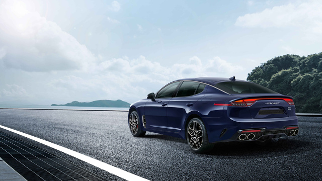 Kia opublikowała dziś pierwsze zdjęcia Stingera w nowej odsłonie. Sportowy fastback po faceliftingu z zewnątrz ma jeszcze więcej cech typowych dla modeli klasy Gran Turismo, a jego kabinę cechuje jeszcze wyższa jakość wykonania niż dotychczas. Ponadto, do wyboru jest więcej kolorów tapicerki i rodzajów materiałów.
Na zdjęciach auto jest w koreańskiej specyfikacji.
Fot. Kia Kia opublikowała dziś pierwsze zdjęcia Stingera w nowej odsłonie. Sportowy fastback po faceliftingu z zewnątrz ma jeszcze więcej cech typowych dla modeli klasy Gran Turismo, a jego kabinę cechuje jeszcze wyższa jakość wykonania niż dotychczas. Ponadto, do wyboru jest więcej kolorów tapicerki i rodzajów materiałów.
Na zdjęciach auto jest w koreańskiej specyfikacji.
Fot. Kia