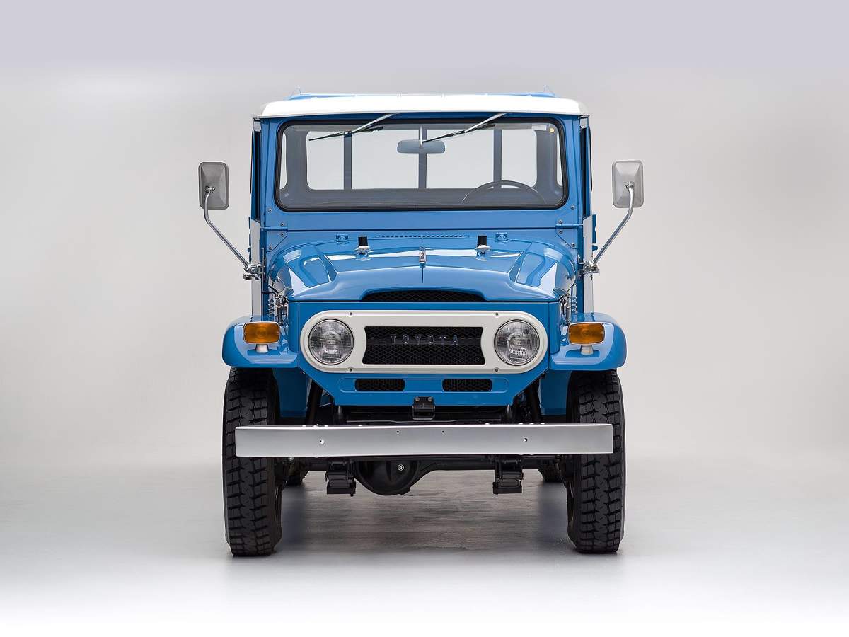Land Cruiser FJ45 pick-up
Pick-up FJ45 został odrestaurowany w 2015 roku w oryginalnym, odpowiadającym swoim czasom kolorze Sky Blue. Samochód otrzymał nowe części zawieszenia, zbiornik paliwa, chłodnicę, gaźnik, rozrusznik, okablowanie silnika, uszczelkę wydechu i przebudowane hamulce.
Fot. Toyota Land Cruiser FJ45 pick-up
Pick-up FJ45 został odrestaurowany w 2015 roku w oryginalnym, odpowiadającym swoim czasom kolorze Sky Blue. Samochód otrzymał nowe części zawieszenia, zbiornik paliwa, chłodnicę, gaźnik, rozrusznik, okablowanie silnika, uszczelkę wydechu i przebudowane hamulce.
Fot. Toyota