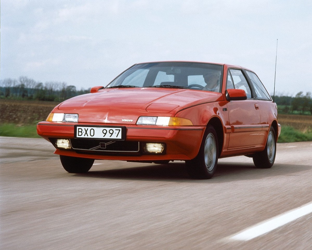 Volvo 480 ES
To jedna z najważniejszych dat w historii marki Volvo. 6 marca 1986 roku podczas targów w Genewie Szwedzi pokazali swój pierwszy, seryjnie produkowany model samochodu. Ale nie tylko ten fakt przykuwał uwagę całego motoryzacyjnego świata. Najnowszy projekt Volvo był bardzo odważny.
Fot. Volvo Volvo 480 ES
To jedna z najważniejszych dat w historii marki Volvo. 6 marca 1986 roku podczas targów w Genewie Szwedzi pokazali swój pierwszy, seryjnie produkowany model samochodu. Ale nie tylko ten fakt przykuwał uwagę całego motoryzacyjnego świata. Najnowszy projekt Volvo był bardzo odważny.
Fot. Volvo