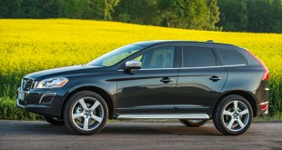 Volvo XC60
Volvo XC60 to solidne i trwałe auto stanowiące godną polecenia propozycję z rynku wtórnego. Zadowoli tych, którzy cenią szwedzki design i którzy przekładają komfort jazdy nad sportowe prowadzenie. Bez wątpienia stanowi ciekawą alternatywę dla momentami nudnych rywali zza naszej zachodniej granicy.
Fot. Volvo