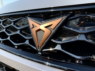 41 tysięcy złotych. Za taką kwotę można kupić np. Dacię Logan i to niekoniecznie w najtańszej wersji. Tyle kosztuje też pakiet Cupra Limited Edition, w który wyposażono Cuprę Atecę widoczną na poniższych zdjęciach. Na ile taka inwestycja zmienia charakter tego Hot SUV-a, sprawdziliśmy to w naszym teście.
Fot. Jakub Mielniczak