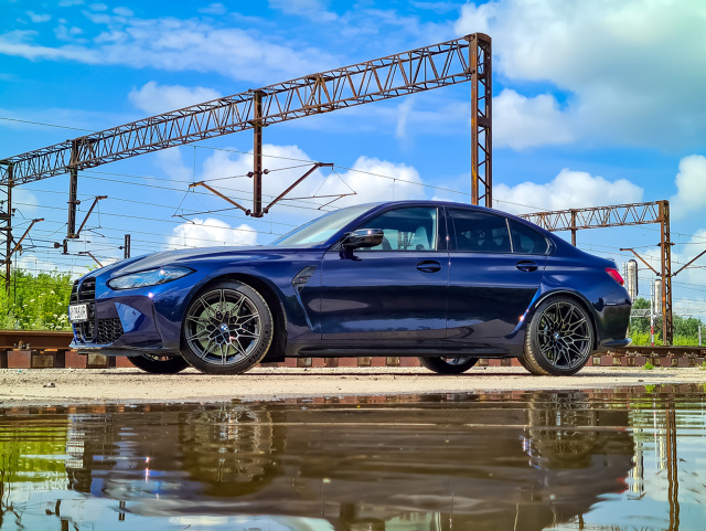 Jakiś czas temu testowałem BMW M4 Competition, które wywoływało skrajne emocje. Od zachwytu, po niemal wrogość wśród innych kierowców i postronnych gapiów. Z BMW M3 Competition było nieco inaczej, również ze względu na stonowaną konfigurację. Ciemnoniebieski lakier, brak rzucających się w oczy dodatków z włókna węglowego i „zwykłe” czterodrzwiowe nadwozie typu sedan. Ta zmiana sprawiła, że do samochodu podszedłem nieco inaczej. Wnioski? Jest niesamowity!
Fot. Kamil Rogala Jakiś czas temu testowałem BMW M4 Competition, które wywoływało skrajne emocje. Od zachwytu, po niemal wrogość wśród innych kierowców i postronnych gapiów. Z BMW M3 Competition było nieco inaczej, również ze względu na stonowaną konfigurację. Ciemnoniebieski lakier, brak rzucających się w oczy dodatków z włókna węglowego i „zwykłe” czterodrzwiowe nadwozie typu sedan. Ta zmiana sprawiła, że do samochodu podszedłem nieco inaczej. Wnioski? Jest niesamowity!
Fot. Kamil Rogala