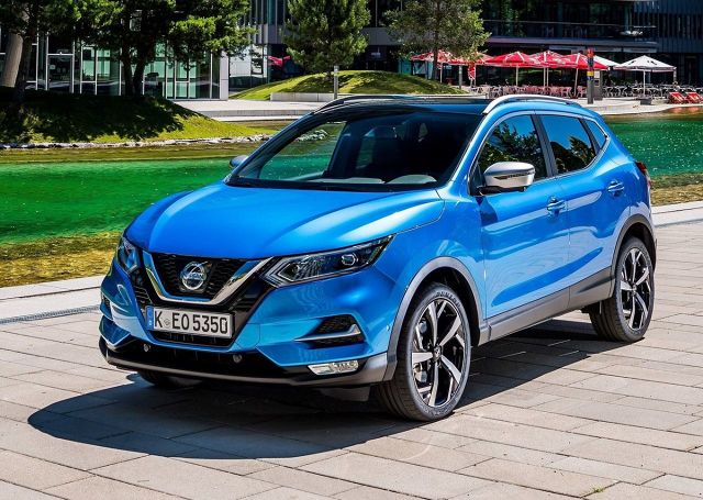 Nissan Qashqai
Odmiana wyposażona w pakiet bezpieczeństwa niewymagający dopłaty to N-Connecta. Samochód wyposażony w silnik benzynowy 1,2 o mocy 115 KM kosztuje zgodnie z cennikiem promocyjnym od 91 450 zł – standardowa cena tego modelu z 2018 roku to 98 450 zł.
W standardzie znalazł się system rozpoznawania znaków drogowych, automatycznie przyciemniane lusterko wsteczne, system ostrzegania o niezamierzonej zmianie pasa ruchu, system automatycznego hamulca awaryjnego orz przednie i tylne czujniki parkowania. Dodatkowo na liście można znaleźć system nawigacji NissanConnect z 7" ekranem dotykowym i kamerę cofania.
Fot. Nissan Nissan Qashqai
Odmiana wyposażona w pakiet bezpieczeństwa niewymagający dopłaty to N-Connecta. Samochód wyposażony w silnik benzynowy 1,2 o mocy 115 KM kosztuje zgodnie z cennikiem promocyjnym od 91 450 zł – standardowa cena tego modelu z 2018 roku to 98 450 zł.
W standardzie znalazł się system rozpoznawania znaków drogowych, automatycznie przyciemniane lusterko wsteczne, system ostrzegania o niezamierzonej zmianie pasa ruchu, system automatycznego hamulca awaryjnego orz przednie i tylne czujniki parkowania. Dodatkowo na liście można znaleźć system nawigacji NissanConnect z 7" ekranem dotykowym i kamerę cofania.
Fot. Nissan
