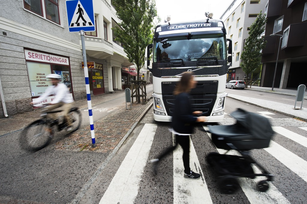 Inżynierowie Volvo opracowali system, który wykrywa pieszych i rowerzystów wokół ciężarówki/fot. Volvo Inżynierowie Volvo opracowali system, który wykrywa pieszych i rowerzystów wokół ciężarówki/fot. Volvo
