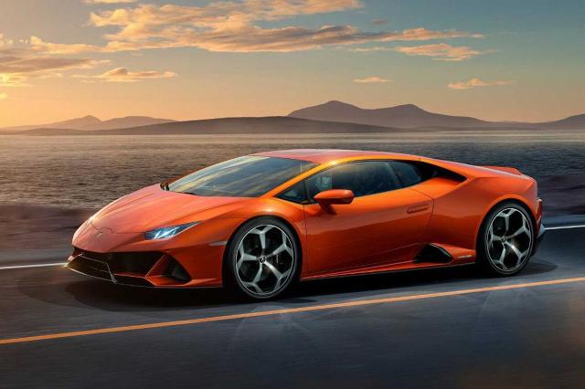 Lamborghini Huracan Evo
Za napęd wciąż odpowiada silnik V10 o pojemności 5,2 litra. Moc wzrosła z 610 do 640 KM, a maksymalny moment obrotowy z 560 Nm do 600 Nm. Pojazd ważący 1422 kg do 100 km/h przyspiesza w 2,9 s, czyli o 0,3 s szybciej. Prędkość maksymalna bez zmian wynosi 325 km/h.
Fot. Lamborghini Lamborghini Huracan Evo
Za napęd wciąż odpowiada silnik V10 o pojemności 5,2 litra. Moc wzrosła z 610 do 640 KM, a maksymalny moment obrotowy z 560 Nm do 600 Nm. Pojazd ważący 1422 kg do 100 km/h przyspiesza w 2,9 s, czyli o 0,3 s szybciej. Prędkość maksymalna bez zmian wynosi 325 km/h.
Fot. Lamborghini