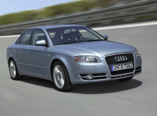 Fot. Audi: Nowe Audi A4 ma charakterystyczny wlot powietrza nawiązujący do przeszłości i wspólny z innymi modelami tego producenta. Długość pojazdu zwiększyła się nieznacznie. Fot. Audi: Nowe Audi A4 ma charakterystyczny wlot powietrza nawiązujący do przeszłości i wspólny z innymi modelami tego producenta. Długość pojazdu zwiększyła się nieznacznie.