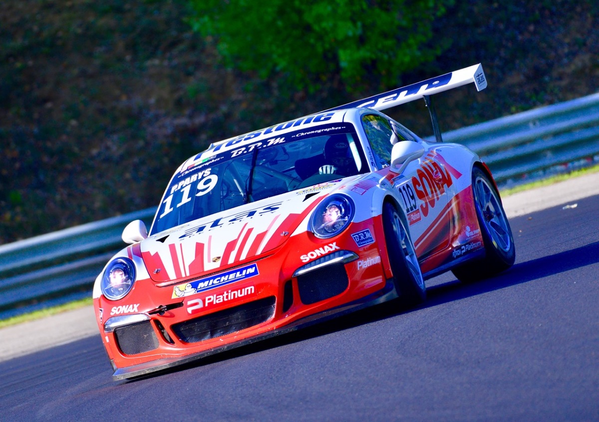 Przed rozpoczęciem finałowej rundy tegorocznego sezonu Porsche Platinum GT3 Cup Challenge Central Europe aż trzech zawodników miało szanse na zdobycie wicemistrzowskiego tytułu. Jak się okazało walka pomiędzy Mariuszem Urbańskim, Marcinem Jarosem i Marcinem Jedlińskim trwała do ostatniego wyścigu. Zwycięsko wyszedł z niej Jedliński, który dwukrotnie stanął na podium i mógł cieszyć się z kolejnego tytułu w wyścigowym serialu Porsche.
Fot. Porsche Przed rozpoczęciem finałowej rundy tegorocznego sezonu Porsche Platinum GT3 Cup Challenge Central Europe aż trzech zawodników miało szanse na zdobycie wicemistrzowskiego tytułu. Jak się okazało walka pomiędzy Mariuszem Urbańskim, Marcinem Jarosem i Marcinem Jedlińskim trwała do ostatniego wyścigu. Zwycięsko wyszedł z niej Jedliński, który dwukrotnie stanął na podium i mógł cieszyć się z kolejnego tytułu w wyścigowym serialu Porsche.
Fot. Porsche
