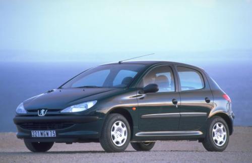 Fot. Peugeot: Peugeot 206 jest przykładem popularnego pojazdu o atrakcyjnym wyglądzie i nieskomplikowanych, ale skutecznych rozwiązaniach technicznych. Na zdjęciu wersja 5-drzwiowa. Fot. Peugeot: Peugeot 206 jest przykładem popularnego pojazdu o atrakcyjnym wyglądzie i nieskomplikowanych, ale skutecznych rozwiązaniach technicznych. Na zdjęciu wersja 5-drzwiowa.