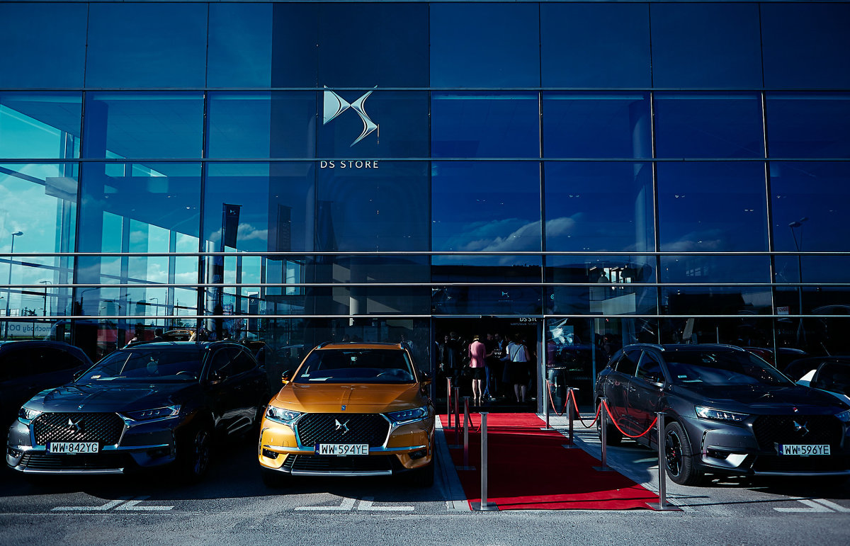 Marka DS rozpoczyna rozwój własnej sieci dealerskiej poprzez otwarcie dwóch rodzajów obiektów: DS Store i DS Salon. Od niedawna klienci mogą kupić DS7 Crossback w pierwszym DS Store w Polsce.
Fot. materiały producenta Marka DS rozpoczyna rozwój własnej sieci dealerskiej poprzez otwarcie dwóch rodzajów obiektów: DS Store i DS Salon. Od niedawna klienci mogą kupić DS7 Crossback w pierwszym DS Store w Polsce.
Fot. materiały producenta