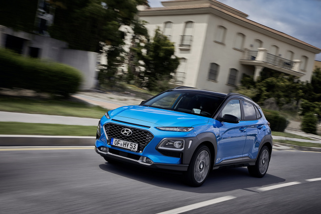Hyundai KONA Hybrid
Nowa KONA Hybrid dostępna będzie w trzech wersjach wyposażenie: Comfort, Style oraz Premium. Do wersji z napędem hybrydowym będzie można zamówić pakiety znane już z wersji spalinowych. Ceny modelu w wersjach bazowej odpowiednio Comfort, Style i Premium to 99 900 zł, 105 900 zł i 123 900 zł. Pełny cennik ze szczegółowymi listami wyposażenie zostanie opublikowany w sierpniu 2019.
Fot. Hyundai Hyundai KONA Hybrid
Nowa KONA Hybrid dostępna będzie w trzech wersjach wyposażenie: Comfort, Style oraz Premium. Do wersji z napędem hybrydowym będzie można zamówić pakiety znane już z wersji spalinowych. Ceny modelu w wersjach bazowej odpowiednio Comfort, Style i Premium to 99 900 zł, 105 900 zł i 123 900 zł. Pełny cennik ze szczegółowymi listami wyposażenie zostanie opublikowany w sierpniu 2019.
Fot. Hyundai
