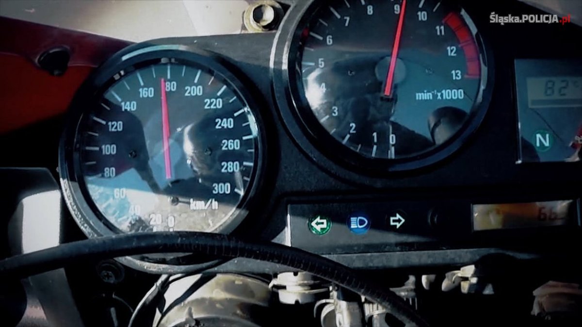 Trwa kampania związana z bezpieczeństwem motocyklistów „Nie bądź następny...”. Towarzyszy jej przejmujący spot filmowy o tragicznej historii młodego miłośnika jednośladów, który apeluje o ostrożność do innych motocyklistów. Program powstał z inicjatywy Śląskiej Policji przy wsparciu katowickiego oddziału Generalnej Dyrekcji Dróg Krajowych i Autostrad oraz Wojewódzkiego Ośrodka Ruchu Drogowego w Katowicach.
fot. policja.pl
Trwa kampania związana z bezpieczeństwem motocyklistów „Nie bądź następny...”. Towarzyszy jej przejmujący spot filmowy o tragicznej historii młodego miłośnika jednośladów, który apeluje o ostrożność do innych motocyklistów. Program powstał z inicjatywy Śląskiej Policji przy wsparciu katowickiego oddziału Generalnej Dyrekcji Dróg Krajowych i Autostrad oraz Wojewódzkiego Ośrodka Ruchu Drogowego w Katowicach.
fot. policja.pl