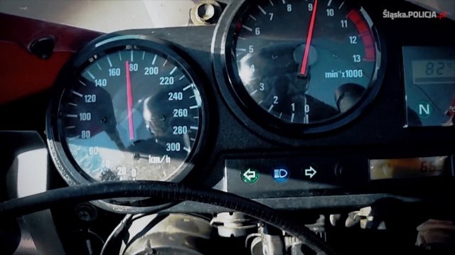Trwa kampania związana z bezpieczeństwem motocyklistów „Nie bądź następny...”. Towarzyszy jej przejmujący spot filmowy o tragicznej historii młodego miłośnika jednośladów, który apeluje o ostrożność do innych motocyklistów. Program powstał z inicjatywy Śląskiej Policji przy wsparciu katowickiego oddziału Generalnej Dyrekcji Dróg Krajowych i Autostrad oraz Wojewódzkiego Ośrodka Ruchu Drogowego w Katowicach.
fot. policja.pl
Trwa kampania związana z bezpieczeństwem motocyklistów „Nie bądź następny...”. Towarzyszy jej przejmujący spot filmowy o tragicznej historii młodego miłośnika jednośladów, który apeluje o ostrożność do innych motocyklistów. Program powstał z inicjatywy Śląskiej Policji przy wsparciu katowickiego oddziału Generalnej Dyrekcji Dróg Krajowych i Autostrad oraz Wojewódzkiego Ośrodka Ruchu Drogowego w Katowicach.
fot. policja.pl