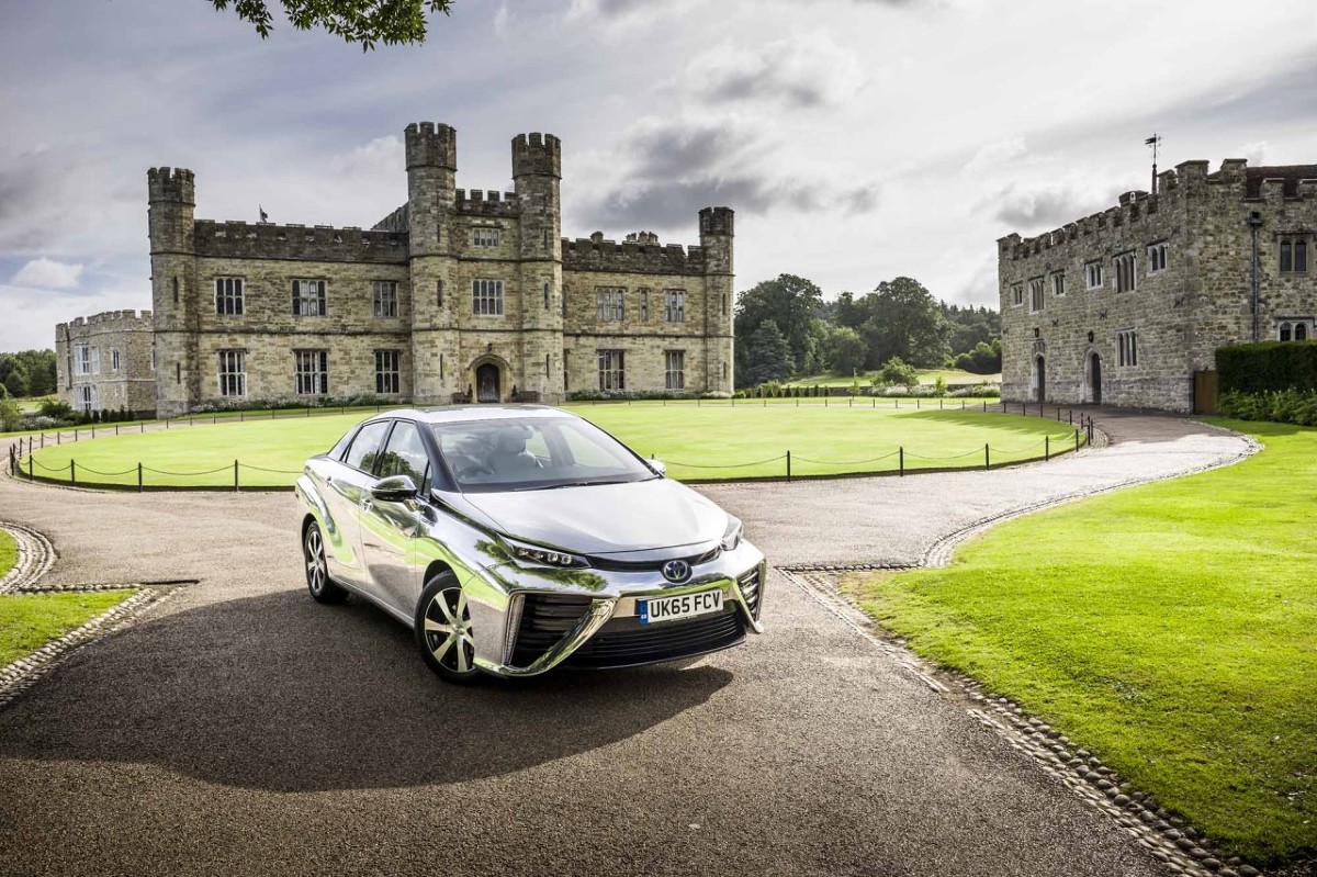 Toyota Mirai
Mirai to pierwszy w świecie sedan zasilany wodorowymi ogniwami paliwowymi, wykorzystujący wyniki badań nad technologią ogniw paliwowych rozwijaną przez Toyotę od ponad dwóch dekad oraz wiodące w świecie doświadczenia firmy w zakresie hybrydowego napędu pojazdów. Wytwarzając prąd w zachodzącej w ogniwach paliwowych reakcji wodoru z tlenem z powietrza,
Fot. Toyota Toyota Mirai
Mirai to pierwszy w świecie sedan zasilany wodorowymi ogniwami paliwowymi, wykorzystujący wyniki badań nad technologią ogniw paliwowych rozwijaną przez Toyotę od ponad dwóch dekad oraz wiodące w świecie doświadczenia firmy w zakresie hybrydowego napędu pojazdów. Wytwarzając prąd w zachodzącej w ogniwach paliwowych reakcji wodoru z tlenem z powietrza,
Fot. Toyota