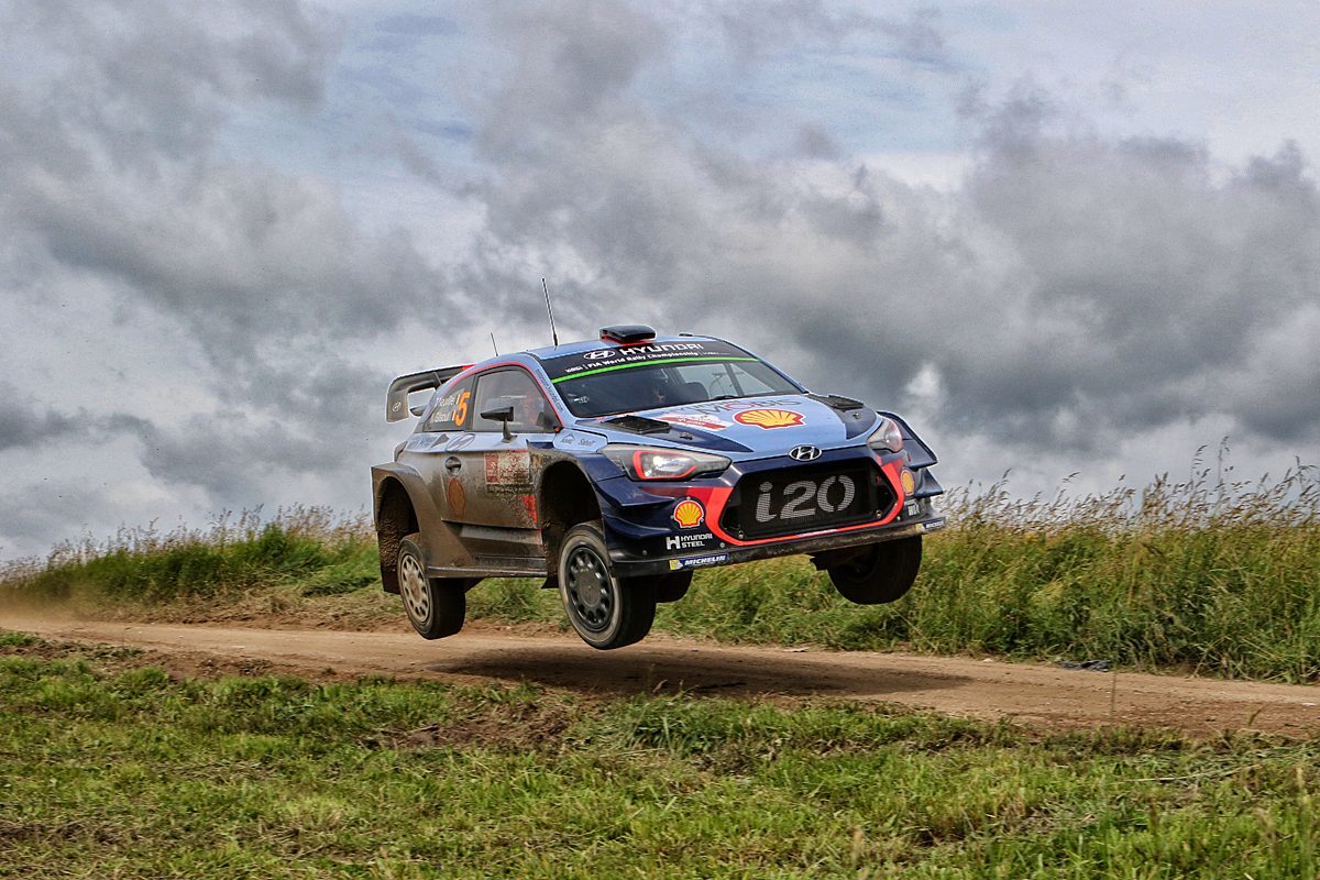 Po dramatycznym ostatnim etapie Belgijska załoga: Thierry Neuville i Nicolas Gilsoul (Hyundai i20 Coupe WRC) wygrała 74. Orlen Rajd Polski. Ich najgroźniejsi rywale: Ott Tanak i Martin Jarveoja (Ford Fiesta RS WRC) ponownie nie mieli szczęścia na Mazurach, odpadając z rywalizacji po wypadku na 21. odcinku specjalnym.
Fot. Marcin Kaliszka (rajdpolski.pl) Po dramatycznym ostatnim etapie Belgijska załoga: Thierry Neuville i Nicolas Gilsoul (Hyundai i20 Coupe WRC) wygrała 74. Orlen Rajd Polski. Ich najgroźniejsi rywale: Ott Tanak i Martin Jarveoja (Ford Fiesta RS WRC) ponownie nie mieli szczęścia na Mazurach, odpadając z rywalizacji po wypadku na 21. odcinku specjalnym.
Fot. Marcin Kaliszka (rajdpolski.pl)