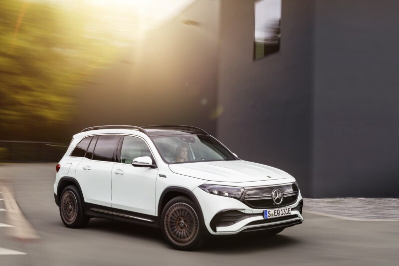 Mercedes EQB
EQB wzbogaca cenioną rodzinę kompaktowych Mercedesów. Konstrukcyjnie jest ściśle powiązany w szczególności z dwoma modelami: z EQA, po którym „odziedziczył” technikę napędu, oraz z kompaktowym SUV-em GLB, z którym dzieli duży rozstaw osi (2829 mm).
Fot. Mercedes-Benz Mercedes EQB
EQB wzbogaca cenioną rodzinę kompaktowych Mercedesów. Konstrukcyjnie jest ściśle powiązany w szczególności z dwoma modelami: z EQA, po którym „odziedziczył” technikę napędu, oraz z kompaktowym SUV-em GLB, z którym dzieli duży rozstaw osi (2829 mm).
Fot. Mercedes-Benz