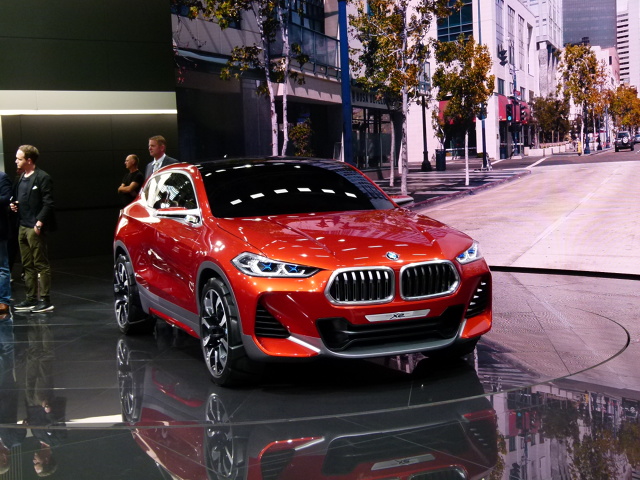 BMW X2
BMW nie zdradza danych technicznych. Przypuszczać jednak można, że nowość pod tym względem będzie miała wiele wspólnego z modelem X1. Pod maskę mogą zatem trafić trzy- i czterocylindrowe silniki, a standardem będzie napęd na przód.
Fot. Ryszard M. Perczak BMW X2
BMW nie zdradza danych technicznych. Przypuszczać jednak można, że nowość pod tym względem będzie miała wiele wspólnego z modelem X1. Pod maskę mogą zatem trafić trzy- i czterocylindrowe silniki, a standardem będzie napęd na przód.
Fot. Ryszard M. Perczak