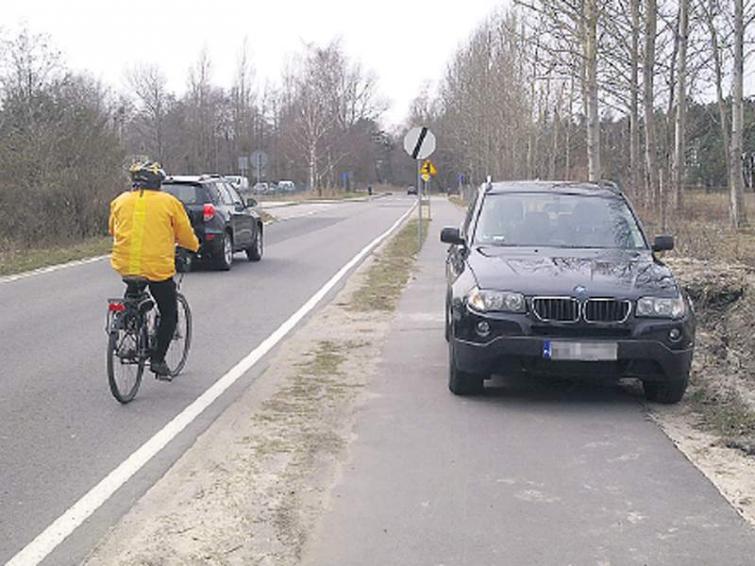 Unieście - Łazy: Ścieżka rowerowa to nie parking Unieście - Łazy: Ścieżka rowerowa to nie parking