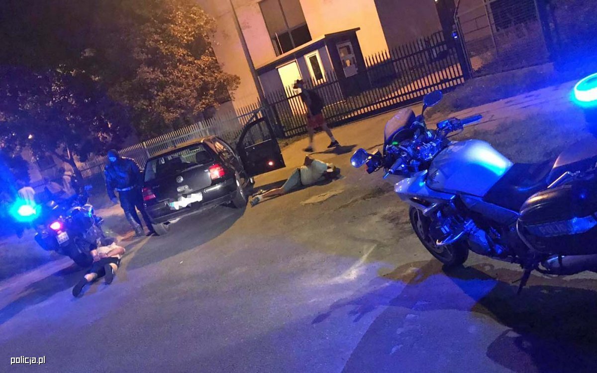 W miniony weekend policjanci z radomskiej drogówki pełniący służbę na motocyklach zatrzymali po pościgach dwóch pijanych kierowców. Jeden z nich uciekał ulicami Radomia jadąc pod prąd i spychając inne pojazdy do rowu oraz pieszych z przejść. Obaj kierowcy byli pijani. Oba pościgi znajdą w najbliższym czasie finał w sądzie.
Fot. Policja W miniony weekend policjanci z radomskiej drogówki pełniący służbę na motocyklach zatrzymali po pościgach dwóch pijanych kierowców. Jeden z nich uciekał ulicami Radomia jadąc pod prąd i spychając inne pojazdy do rowu oraz pieszych z przejść. Obaj kierowcy byli pijani. Oba pościgi znajdą w najbliższym czasie finał w sądzie.
Fot. Policja