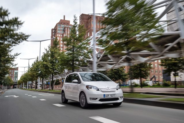 Skoda CITIGOe iV
Auto zostało też wyposażone w radio Swing z Bluetooth, kolorowym ekranem oraz wejściami USB i na kartę SD. Jest też uchwyt na smartfon. W połączeniu z aplikacją Move & Fun smartfon użytkownika działa jako dodatkowy wyświetlacz do prezentacji danych pojazdu i map lub jako odtwarzacz multimedialny.
Fot. Skoda Skoda CITIGOe iV
Auto zostało też wyposażone w radio Swing z Bluetooth, kolorowym ekranem oraz wejściami USB i na kartę SD. Jest też uchwyt na smartfon. W połączeniu z aplikacją Move & Fun smartfon użytkownika działa jako dodatkowy wyświetlacz do prezentacji danych pojazdu i map lub jako odtwarzacz multimedialny.
Fot. Skoda