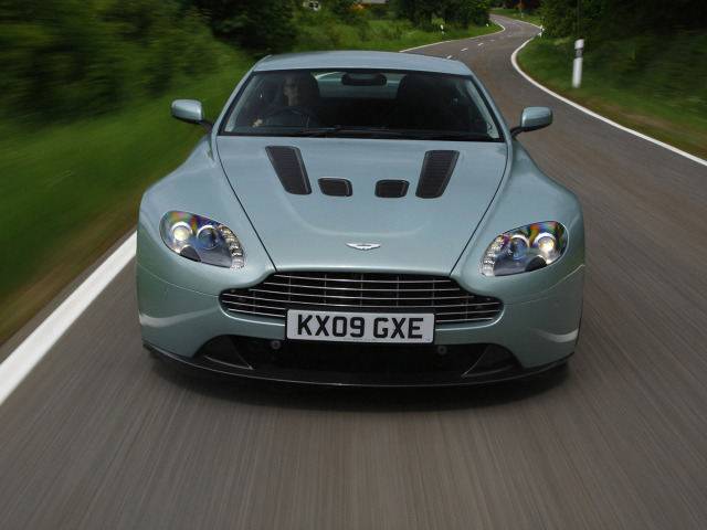 zdjęcie Aston Martin V12 Vantage