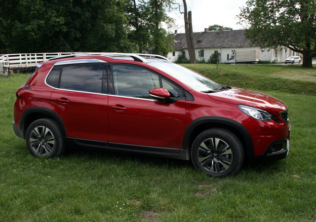 Peugeot 2008
Przede wszystkim rzuca się w oczy wyżej poprowadzona w przedniej części pokrywa silnika. Osłona chłodnicy ustawiona została bliżej pionu, przez co samochód wygląda nieco masywniej
Fot. Dariusz Dobosz Peugeot 2008
Przede wszystkim rzuca się w oczy wyżej poprowadzona w przedniej części pokrywa silnika. Osłona chłodnicy ustawiona została bliżej pionu, przez co samochód wygląda nieco masywniej
Fot. Dariusz Dobosz