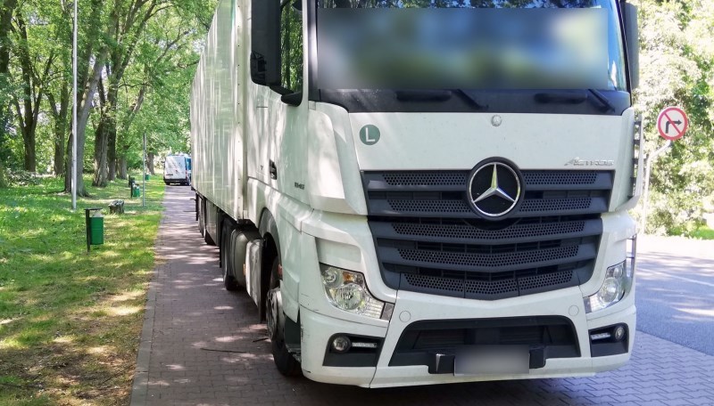 Przez około rok, kierowca skontrolowany przez patrol wielkopolskiej Inspekcji Transportu Drogowego, używał karty swojego kolegi. Analiza zapisów czasu pracy wykazała szereg poważnych naruszeń.
Fot. GITD Przez około rok, kierowca skontrolowany przez patrol wielkopolskiej Inspekcji Transportu Drogowego, używał karty swojego kolegi. Analiza zapisów czasu pracy wykazała szereg poważnych naruszeń.
Fot. GITD