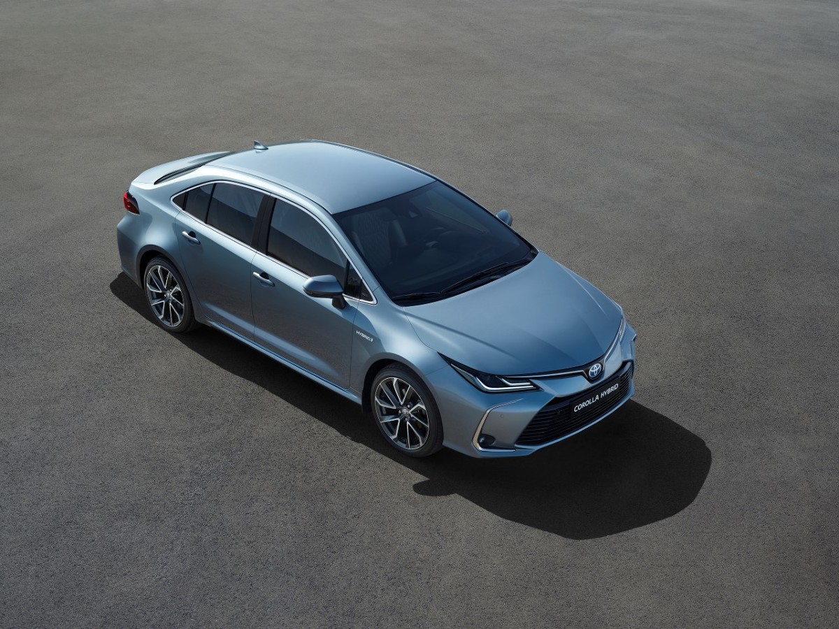Toyota Corolla sedan
Toyota prezentuje nową Corollę Sedan, która dołącza do gamy nadwoziowej Corolli 12. generacji. Europejska publiczność po raz pierwszy ujrzała nowy kompakt Toyoty na Salonie Samochodowym w Genewie w marcu 2018 roku, gdzie zadebiutowała Corolla Hatchback. Następnie swoją premierę miała Corolla Touring Sports (kombi) na targach w Paryżu w październiku tego roku.
Fot. Toyota Toyota Corolla sedan
Toyota prezentuje nową Corollę Sedan, która dołącza do gamy nadwoziowej Corolli 12. generacji. Europejska publiczność po raz pierwszy ujrzała nowy kompakt Toyoty na Salonie Samochodowym w Genewie w marcu 2018 roku, gdzie zadebiutowała Corolla Hatchback. Następnie swoją premierę miała Corolla Touring Sports (kombi) na targach w Paryżu w październiku tego roku.
Fot. Toyota