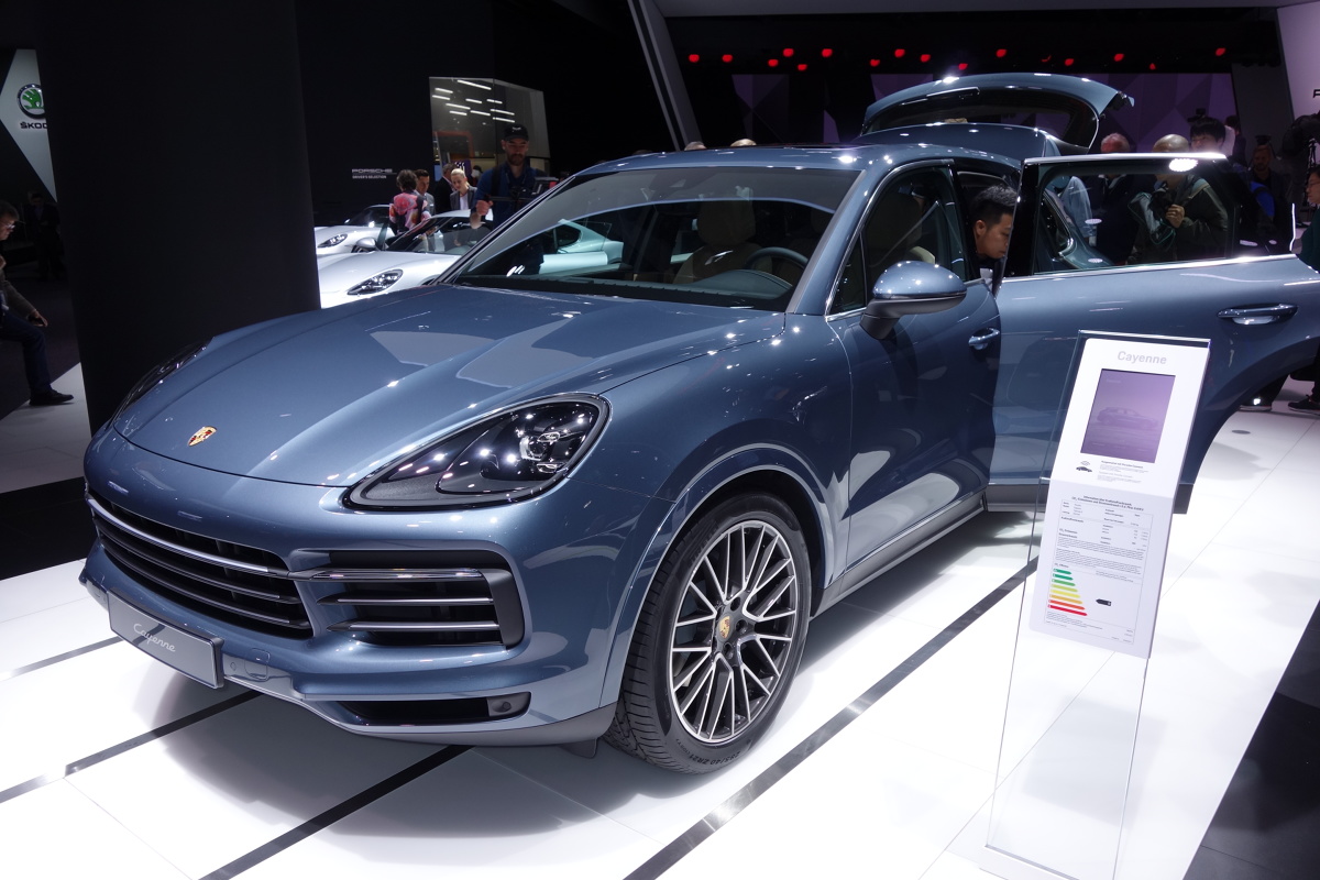 Stoisko Porsche podczas salonu samochodowego we Frankfurcie
Podczas salonu samochodowego we Frankfurcie Porsche pochwaliło się nową generacją modelu Cayenne oraz nowymi wersjami legendarnego modelu 911.
Fot. Marek Perczak Stoisko Porsche podczas salonu samochodowego we Frankfurcie
Podczas salonu samochodowego we Frankfurcie Porsche pochwaliło się nową generacją modelu Cayenne oraz nowymi wersjami legendarnego modelu 911.
Fot. Marek Perczak