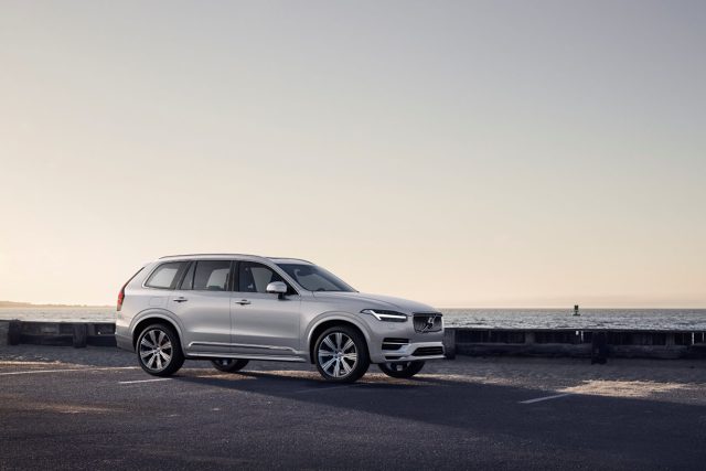 Volvo XC90
Niewielkie modyfikacje na zewnątrz, spore zmiany pod maską – tak najkrócej można opisać facelift największego SUV-a Volvo. Wraz z rozpoczęciem nowego roku modelowego, wszystkie XC90 z silnikami Diesla otrzymają seryjny napęd typu mild-hybrid.
Fot. Volvo Volvo XC90
Niewielkie modyfikacje na zewnątrz, spore zmiany pod maską – tak najkrócej można opisać facelift największego SUV-a Volvo. Wraz z rozpoczęciem nowego roku modelowego, wszystkie XC90 z silnikami Diesla otrzymają seryjny napęd typu mild-hybrid.
Fot. Volvo