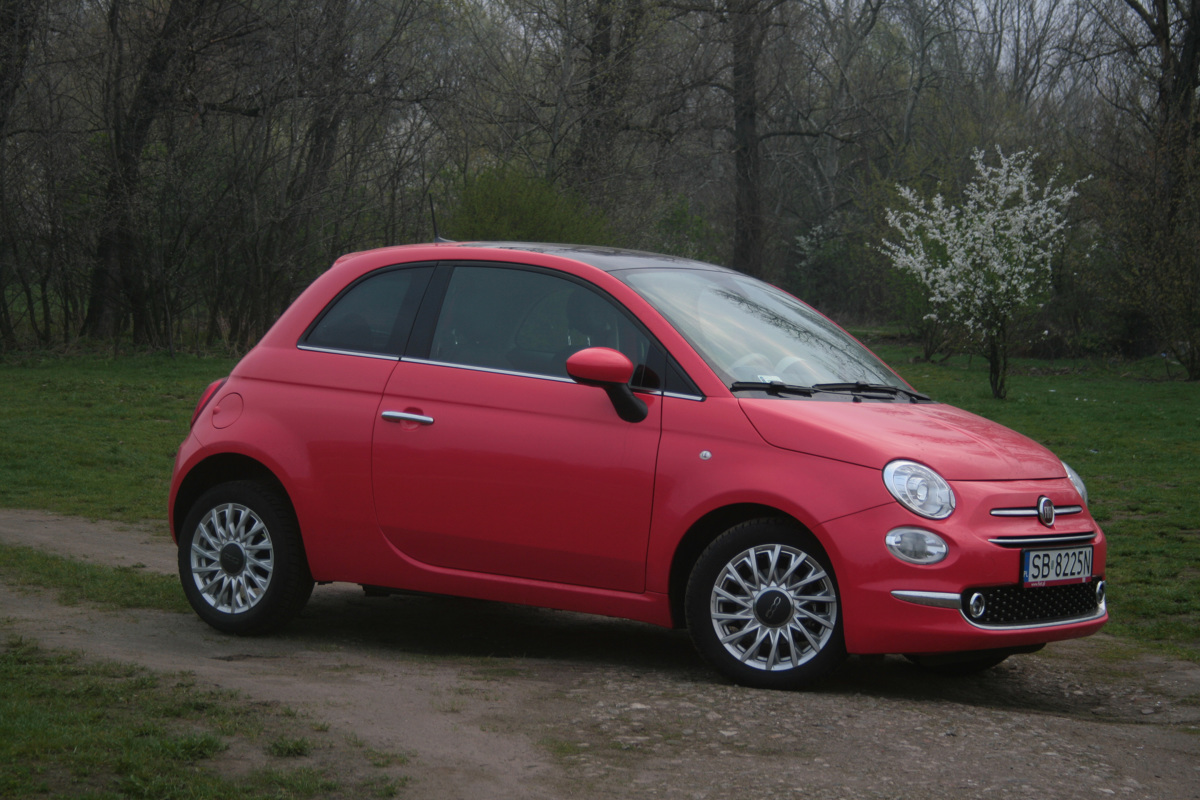 Fiat 500
Fiat 500 nie powinien rozczarować kogoś, kto w ten właśnie sposób podejdzie do samochodu. Właściwie wszystko jest tutaj jak trzeba: gustowna stylizacja, dobre warunki podróży dla czterech osób na wygodnych fotelach (choć miejsca z tyłu nie za wiele), bogate wyposażenie seryjne i cena, adekwatna do tego, co proponuje „pięćsetka”.
Fot. Dariusz Dobosz Fiat 500
Fiat 500 nie powinien rozczarować kogoś, kto w ten właśnie sposób podejdzie do samochodu. Właściwie wszystko jest tutaj jak trzeba: gustowna stylizacja, dobre warunki podróży dla czterech osób na wygodnych fotelach (choć miejsca z tyłu nie za wiele), bogate wyposażenie seryjne i cena, adekwatna do tego, co proponuje „pięćsetka”.
Fot. Dariusz Dobosz
