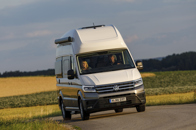 Volkswagen Grand California
Podczas targów Caravan Salon w Düsseldorfie (od 24 sierpnia do 2 września) będzie miała miejsce światowa premiera Grand Californii marki Volkswagen. Nowy kamper bazuje na Crafterze najnowszej generacji.
Fot. Volkswagen Volkswagen Grand California
Podczas targów Caravan Salon w Düsseldorfie (od 24 sierpnia do 2 września) będzie miała miejsce światowa premiera Grand Californii marki Volkswagen. Nowy kamper bazuje na Crafterze najnowszej generacji.
Fot. Volkswagen