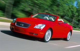 Lexus SC 430 

Druga generacja czteromiejscowego Lexusa SC powstawała w latach 2001-2010. Zaczęło się od, zaprezentowanego w 1999 roku na Tokyo Motor Show konceptu, a w roku 2000 na Salonie Samochodowym w Nowym Jorku pokazano wersję produkcyjną, oznaczoną symbolem SC 430. Pod maską znalazł się jeszcze większy silnik V8 o pojemności 4,3 l z systemem zmiennych faz rozrządu, dysponujący mocą 304 KM oraz 430 Nm maksymalnego momentu obrotowego. 

Fot. Lexus 