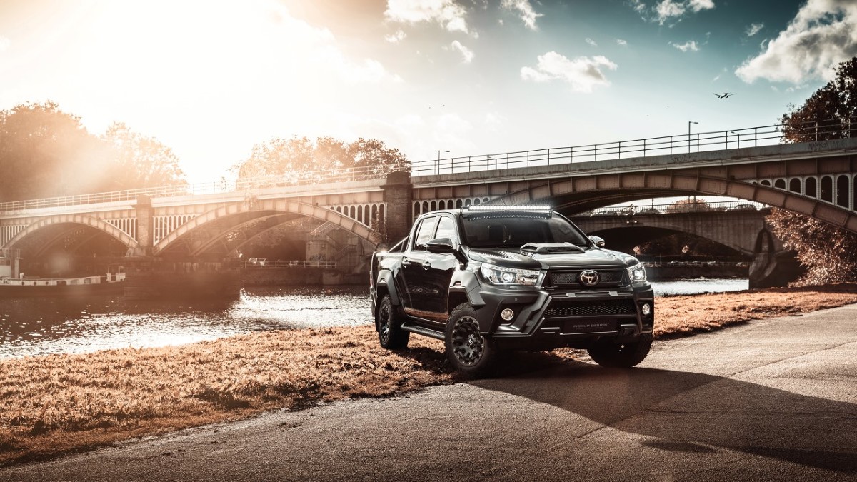 Toyota Hilux Hilly
Hilux jest napędzany 16-zaworowym, 4-cylindrowym silnikiem 2,4 l D-4D z systemem Start Stop i turbosprężarką o zmiennej geometrii łopatek, legitymującym się mocą 150 KM i momentem obrotowym 400 Nm dostępnym w przedziale 1 600–2 000 obr./min. Średnie zużycie paliwa wynosi 6,8 l/100 km, a emisja CO2 to tylko 178 g/km.
Fot. Toyota Toyota Hilux Hilly
Hilux jest napędzany 16-zaworowym, 4-cylindrowym silnikiem 2,4 l D-4D z systemem Start Stop i turbosprężarką o zmiennej geometrii łopatek, legitymującym się mocą 150 KM i momentem obrotowym 400 Nm dostępnym w przedziale 1 600–2 000 obr./min. Średnie zużycie paliwa wynosi 6,8 l/100 km, a emisja CO2 to tylko 178 g/km.
Fot. Toyota
