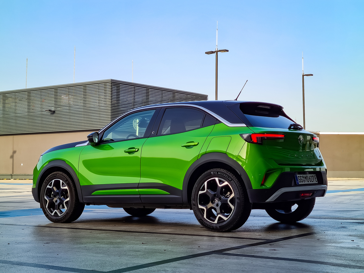 Opel w ostatnich latach dość mocno przemodelował swoją ofertę, wprowadził zdecydowaną zmianę stylistyczną, włącznie z odświeżonym logo. Zmieniły się również struktury, bowiem Opel jest teraz członkiem dużego koncernu Stellantis. Nowa Mokka jest pierwszym zupełnie nowym modelem, który ma premierę tuż po tych istotnych zmianach. Jak prezentuje się na żywo, jak jeździ i jak przedstawia się cennik tego ciekawego auta?
Fot. Opel Opel w ostatnich latach dość mocno przemodelował swoją ofertę, wprowadził zdecydowaną zmianę stylistyczną, włącznie z odświeżonym logo. Zmieniły się również struktury, bowiem Opel jest teraz członkiem dużego koncernu Stellantis. Nowa Mokka jest pierwszym zupełnie nowym modelem, który ma premierę tuż po tych istotnych zmianach. Jak prezentuje się na żywo, jak jeździ i jak przedstawia się cennik tego ciekawego auta?
Fot. Opel