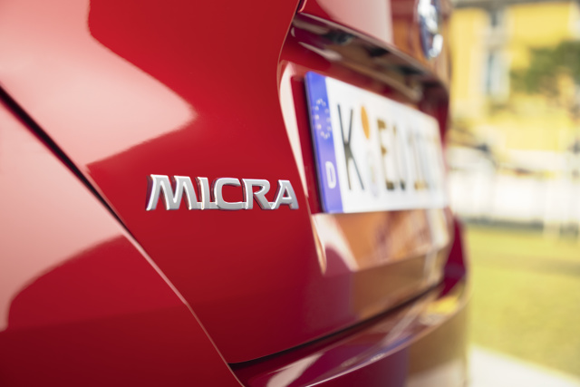 Do europejskiej oferty modelu Micra dodano trzy nowe elementy: bardziej wydajny, turbodoładowany silnik benzynowy, oferowaną po raz pierwszy automatyczną przekładnię Xtronic (zestawioną z tym samym silnikiem), a także mocniejszą, flagową odmianę typu „warm hatch”, ze zmodyfikowanym i obniżonym zawieszeniem oraz bardziej bezpośrednio zestrojonym układem kierowniczym.
Fot. Nissan Do europejskiej oferty modelu Micra dodano trzy nowe elementy: bardziej wydajny, turbodoładowany silnik benzynowy, oferowaną po raz pierwszy automatyczną przekładnię Xtronic (zestawioną z tym samym silnikiem), a także mocniejszą, flagową odmianę typu „warm hatch”, ze zmodyfikowanym i obniżonym zawieszeniem oraz bardziej bezpośrednio zestrojonym układem kierowniczym.
Fot. Nissan
