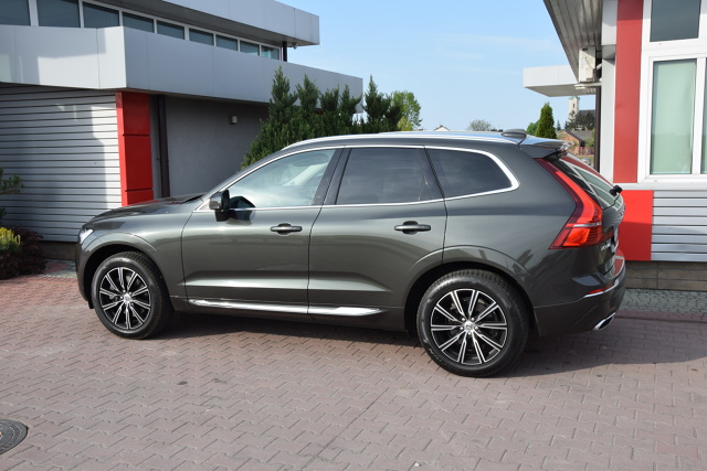 Volvo XC60
W naszym teście Volvo XC60 II generacji w wersji Inscription z silnikiem D4 2.0 o mocy 190 KM z 8-biegową, automatyczną skrzynią biegów Geartronic i napędem 4x4. Mierzy prawie 4,7 m długości, do 100 km/h rozpędza się w 8,4 sekundy i osiąga prędkość maksymalną 205 km/h. W prezentowanej wersji kosztuje 217 400 zł.
Fot. Marcin Rejmer Volvo XC60
W naszym teście Volvo XC60 II generacji w wersji Inscription z silnikiem D4 2.0 o mocy 190 KM z 8-biegową, automatyczną skrzynią biegów Geartronic i napędem 4x4. Mierzy prawie 4,7 m długości, do 100 km/h rozpędza się w 8,4 sekundy i osiąga prędkość maksymalną 205 km/h. W prezentowanej wersji kosztuje 217 400 zł.
Fot. Marcin Rejmer