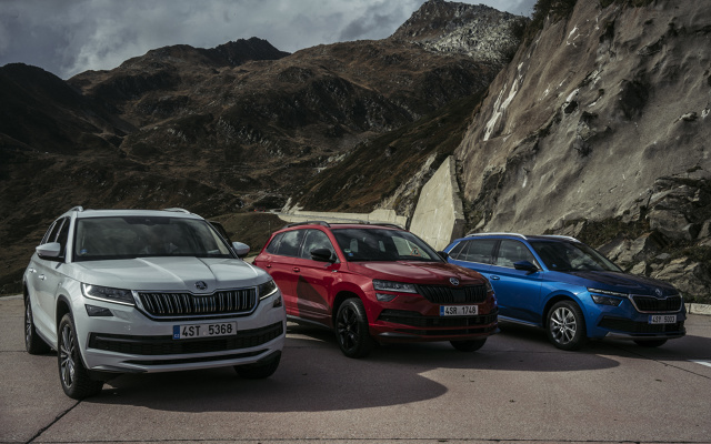 Swojego pierwszego SUVa ŠKODA pokazała wiosną 2017 roku. Był to model Kodiaq, a w listopadzie tego samego roku zaprezentowano ŠKODĘ Karoq. Jesienią bieżącego roku, portfolio samochodów z segmentu SUV uzupełniła miejska ŠKODA Kamiq.
Fot. Skoda Swojego pierwszego SUVa ŠKODA pokazała wiosną 2017 roku. Był to model Kodiaq, a w listopadzie tego samego roku zaprezentowano ŠKODĘ Karoq. Jesienią bieżącego roku, portfolio samochodów z segmentu SUV uzupełniła miejska ŠKODA Kamiq.
Fot. Skoda