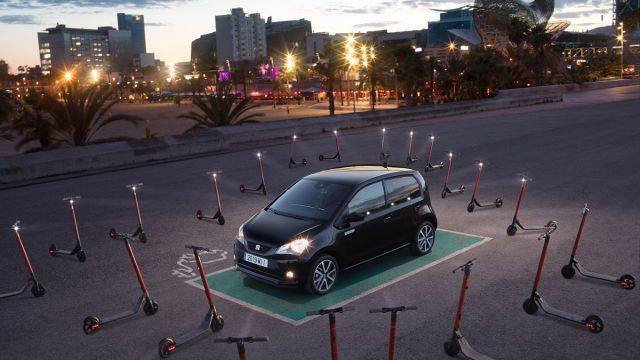 Seat Mii Electric
Silnik elektryczny Mii zapewnia moc 83 KM i osiąga moment obrotowy 212 Nm. Oznacza to, że ten pięciodrzwiowy samochód miejski może rozpędzić się do 50 km/h w zaledwie 3,9 sekundy. Z kolei litowo-jonowy akumulator o pojemności 36,8 kWh po jednym ładowaniu zapewnia zasięg do 260 km (według WLTP).
Fot. Seat Seat Mii Electric
Silnik elektryczny Mii zapewnia moc 83 KM i osiąga moment obrotowy 212 Nm. Oznacza to, że ten pięciodrzwiowy samochód miejski może rozpędzić się do 50 km/h w zaledwie 3,9 sekundy. Z kolei litowo-jonowy akumulator o pojemności 36,8 kWh po jednym ładowaniu zapewnia zasięg do 260 km (według WLTP).
Fot. Seat