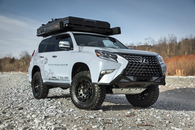 Wyjątkowość Lexusa GX Overland podkreśla m.in. grafika przypominająca poziomice mapy topograficznej na masce oraz po bokach nadwozia. Fot. Lexus Wyjątkowość Lexusa GX Overland podkreśla m.in. grafika przypominająca poziomice mapy topograficznej na masce oraz po bokach nadwozia. Fot. Lexus
