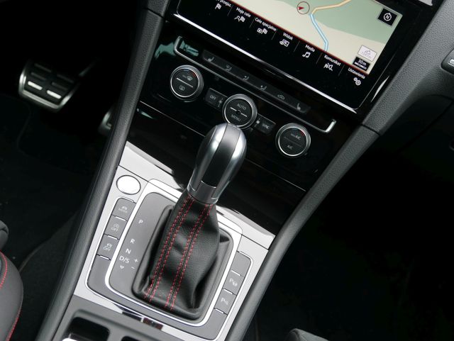 Pierwszy Volkswagen Golf GTI, czyli Gran Turismo Injection, zadebiutował 42 lata temu. Miał zaledwie 110 KM i rozpędzał się do 182 km/h. Najnowsza generacja osiąga 245 KM, setkę rozwija w 6,2 sekundy i ma wszelkie zadatki, by rozdawać karty wśród hot hatchy. Możliwości auta mieliśmy okazję sprawdzać w trakcie jazd na krętych trasach rajdu Monte Carlo.
Fot. Bartłomiej Pobocha Pierwszy Volkswagen Golf GTI, czyli Gran Turismo Injection, zadebiutował 42 lata temu. Miał zaledwie 110 KM i rozpędzał się do 182 km/h. Najnowsza generacja osiąga 245 KM, setkę rozwija w 6,2 sekundy i ma wszelkie zadatki, by rozdawać karty wśród hot hatchy. Możliwości auta mieliśmy okazję sprawdzać w trakcie jazd na krętych trasach rajdu Monte Carlo.
Fot. Bartłomiej Pobocha