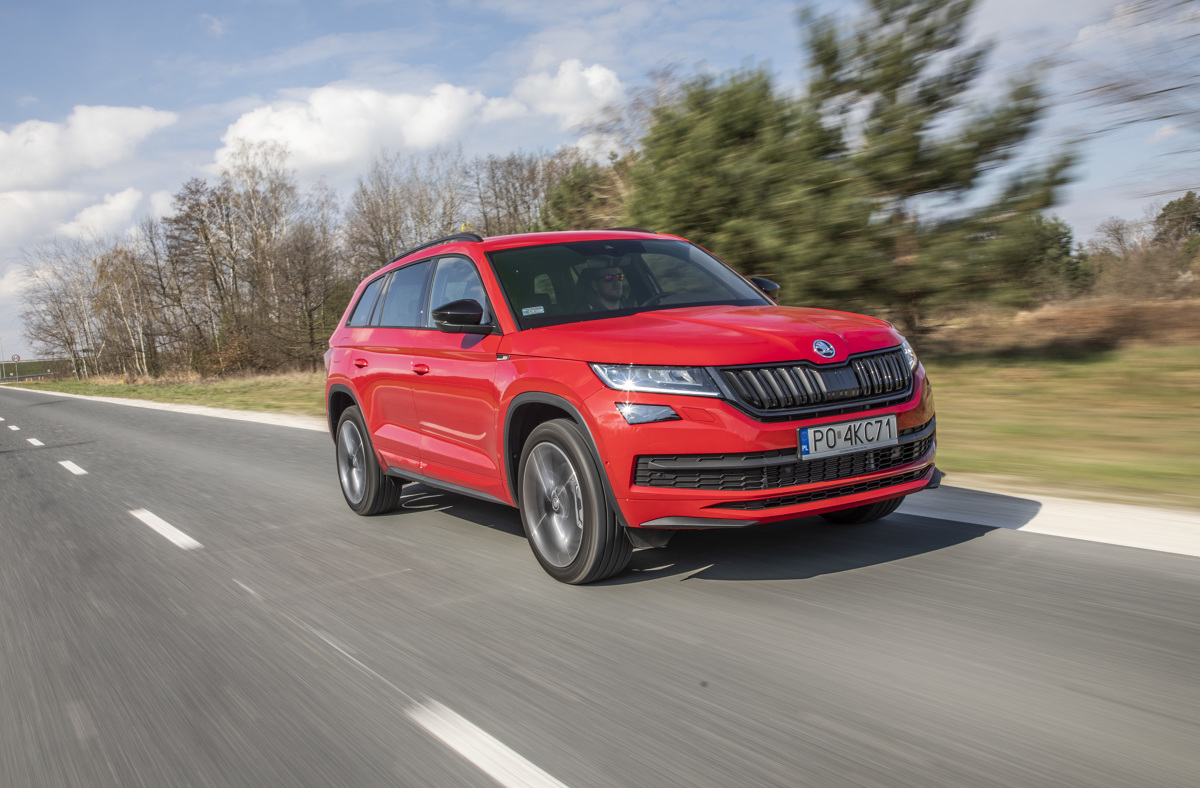Skoda Kodiaq Sportline 2.0 TDI SCR 4x4 gości w naszej redakcji już od kilku miesięcy, jednak teraz postawiliśmy przed nią nowe zadanie – auto ruszyło w wakacyjną trasę po Polsce. Z Warszawy na Półwysep Helski, następnie poprzez Puszczę Kozienicką w Bieszczady, aby wrócić na koniec z powrotem do Warszawy. Podsumowujemy wrażenia z jazdy i zużycie paliwa.
Fot. Archiwum Skoda Kodiaq Sportline 2.0 TDI SCR 4x4 gości w naszej redakcji już od kilku miesięcy, jednak teraz postawiliśmy przed nią nowe zadanie – auto ruszyło w wakacyjną trasę po Polsce. Z Warszawy na Półwysep Helski, następnie poprzez Puszczę Kozienicką w Bieszczady, aby wrócić na koniec z powrotem do Warszawy. Podsumowujemy wrażenia z jazdy i zużycie paliwa.
Fot. Archiwum